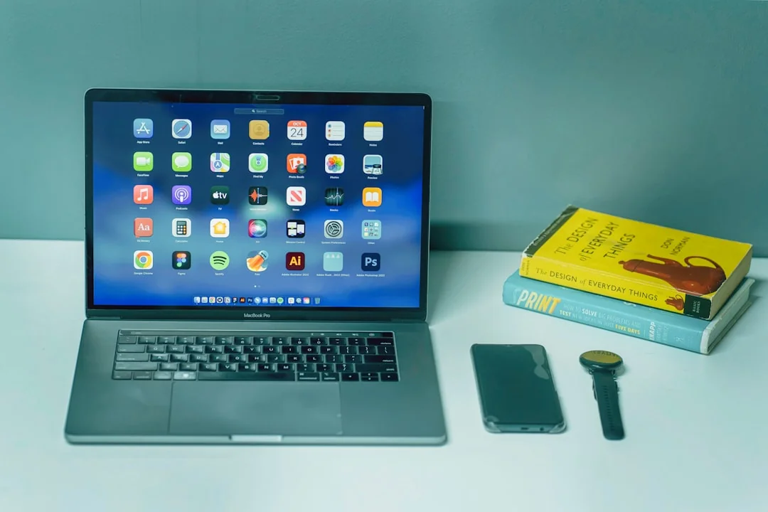 Professionnel en entreprise utilisant une tablette et un ordinateur portable avec une boisson chaude, concentré sur la vérification de contenus numériques.